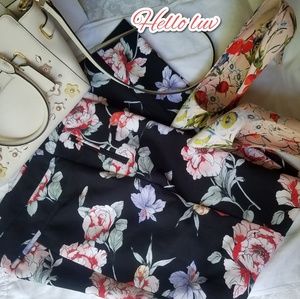 Lovely pair of flower slim pants